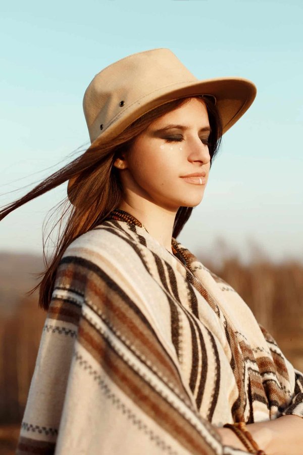 Capes et ponchos : de l'accessoire pratique à la pièce de mode élégante