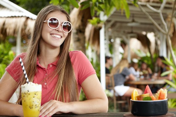 Comment porter un polo personnalisé pour femme avec style et élégance ?