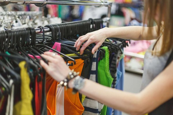 Vêtements de seconde main : les avantages de faire un tel choix