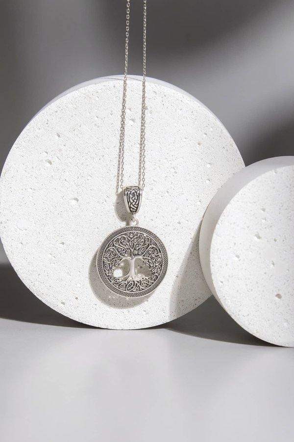 Collier arbre de vie : ajoutez une touche spécifique à votre style