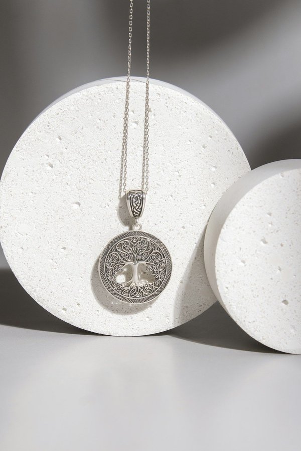 Collier arbre de vie prénom : un bijou personnalisé pour célébrer la famille